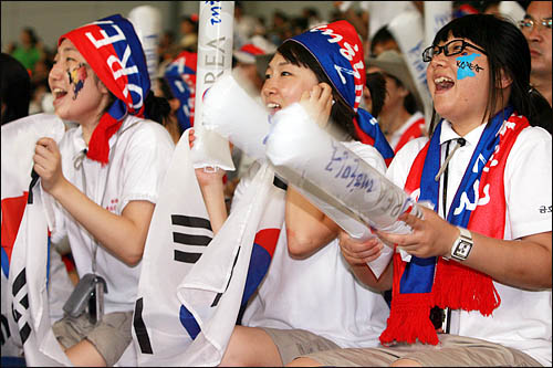  2008 베이징올림픽축구 D조 예선 한국과 카메룬의 경기가 펼쳐진 7일 친황다오 스포츠센터스타디움에서 중국 현지 유학생들이 '대한민국'을 외치고 있다.