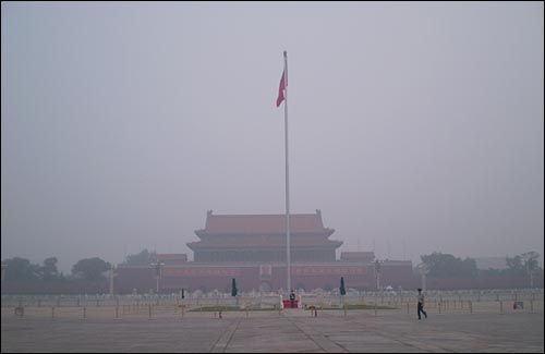  8일 새벽 5시 20분경 오성홍기가 깃대 끝에 다다랐다. 이후 공안이 수많은 관람객을 광장 밖으로 나가도록 했다.