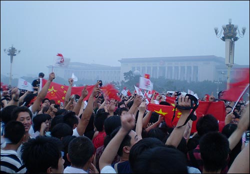  오성홍기 게양식이 끝나자 중국인들이 "중꿔 짜이오!"를 외치고 있다. 