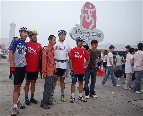  혜이롱장 타친에서 자전거를 타고 오성홍기 게양식과 개막식을 보러 베이징에 온 석유노동자들.
