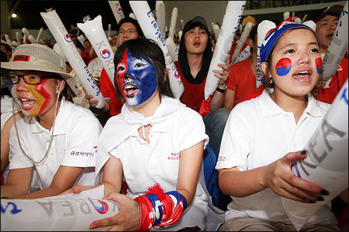  2008 베이징올림픽축구 D조 예선 한국과 카메룬의 경기가 펼쳐진 7일 친황다오 스포츠센터스타디움에서 중국 현지 유학생들이 한국팀의 선전을 기원하며 응원하고 있다.