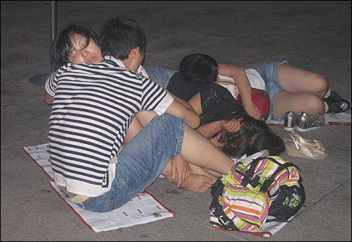  중국인의 '백 년의 꿈'이 이뤄지는 8일 새벽 오성홍기 게양식을 보기 위해 노숙을 한 중국인들을 곳곳에서 볼 수 있었다.