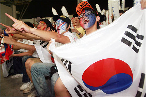  2008 베이징올림픽축구 D조 예선 한국과 카메룬의 경기가 펼쳐진 7일 친황다오 스포츠센터스타디움에서 중국 현지 유학생들이 '대한민국'을 외치고 있다.