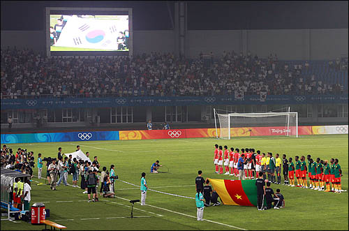  2008 베이징올림픽축구 D조 예선 한국과 카메룬의 경기가 펼쳐진 7일 친황다오 스포츠센터스타디움에 애국가가 울려퍼지고 있다.