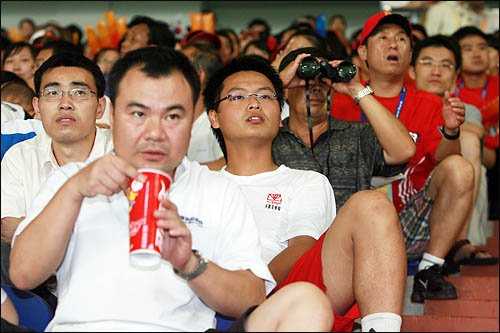  2008 베이징올림픽축구 D조 예선 한국과 카메룬의 경기가 펼쳐진 7일 친황다오 스포츠센터스타디움에서 중국인들이 제각기 다른 표정으로 경기를 관전하고 있다.