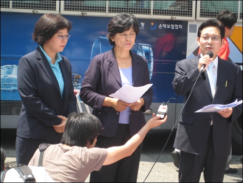 8일 열린 KBS 이사회의 부당함에 항의하며 이사회장을 뛰쳐나온 KBS 이사들. 이기욱 변호사가 발언하고 있다. 