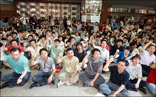 정연주 사장 해임제청안이 통과된 뒤, KBS 1층 민주광장에서 노조원과 시민사회단체 회원, 누리꾼들이 모여 규탄집회를 열고 있다.