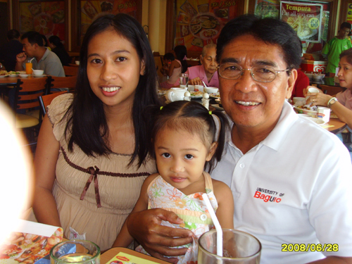 Bartolome Cayabyab(57)씨는 고등학교에서 필리핀 역사를 가르친다. 그는 Tagalog, Pampango, Ilocano, English 등 4개 언어를 할줄 안다. 왼쪽은 그의 딸 Joice씨와 손녀. Joice씨는 Tagalog, Pampango, English 등 3개 언어를 듣고 말한다. 손녀딸 역시 부모에게서 2개 방언과 영어를 동시에 배우고 있다. Joice씨는 한국 학생들에게 영어를 가르치고 있다.  