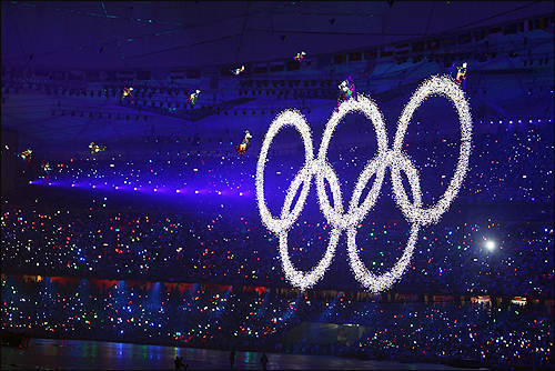 2008 베이징올림픽 개막식이 열린 8월 8일 저녁 주경기장인 궈자티위창에서 꿈의 고리가 빛나고 있다.
