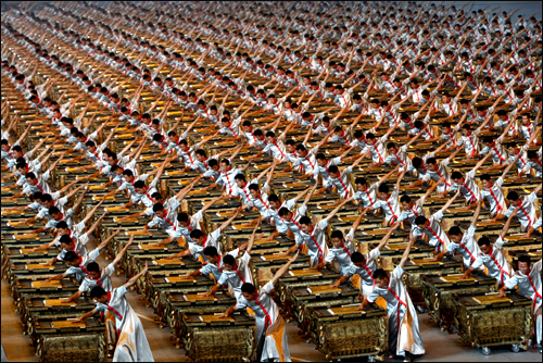 베이징올림픽 2008군인 환영멘트 2008 베이징올림픽 개막식이 열린 8일 저녁 주경기장인 궈자티위창에서 2008명의 군인들이 타북과 함께 환영멘트를 외치고 있다.
