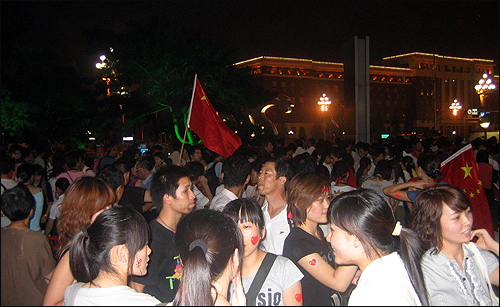  천안문 광장에서 터지는 폭죽을 보기위해 기다리는 중국인.