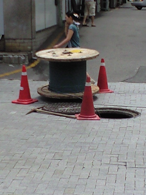 맨홀이 열린채 작업을 한다. 안전은 없다