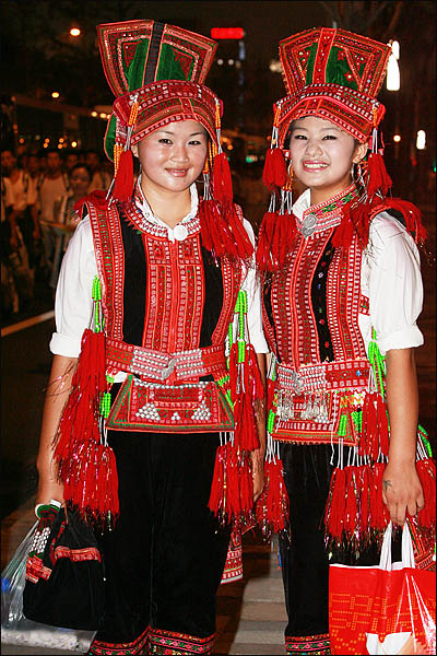  2008 베이징올림픽 개막식이 열린 8일 저녁 주경기장인 궈자티위창에서 개막공연을 마친 중국인들이 카메라를 향해 활짝 웃어보이고 있다.