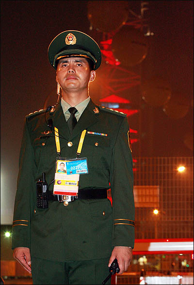  2008 베이징올림픽 개막식이 열린 8일 저녁 주경기장인 궈자티위창에서 공안 경찰이 만일의 사태에 대비해 경계근무를 서고 있다.