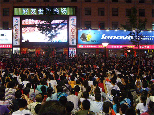 베이징의 번화가인 왕푸징 거리에 수 만명의 시민들이 모여 올림픽 개막식 중계를 지켜보고 있다.