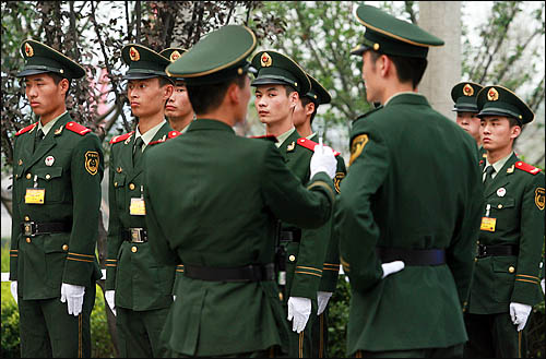지난 8일 2008 베이징올림픽 개막식이 열리는 주경기장 궈자티위창 부근에 일반인들의 접근을 제한한 가운데 공안 경찰이 만일의 사태에 대비해 도열해 있다.