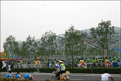  8일 2008 베이징올림픽 개막식을 앞두고 주경기장 궈자티위창 상공 위를 헬기 한대가 돌며 경계하고 있다.