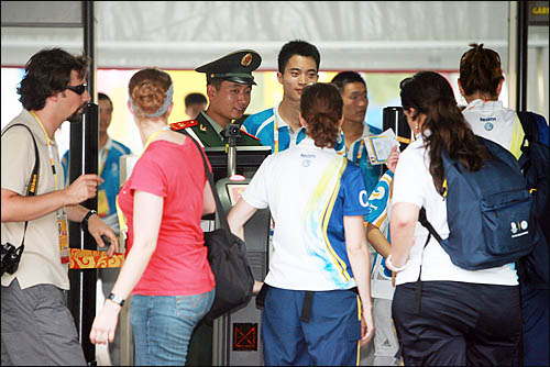  8일 2008 베이징올림픽 개막식이 열리는 주경기장 궈자티위창 입구에서 공안 경찰이 별도의 출입카드를 소지하지 않은 취재진 및 각국 응원단들의 출입을 통제하고 있다. 