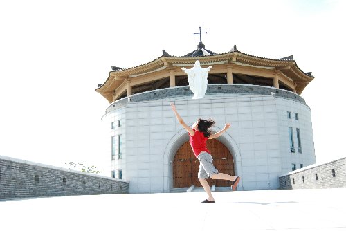 성모 마리아와 딸 가슴을 펼쳐 '내게 오라'시는 성모 마리아처럼 딸내미는 팔을 벌려 하늘을 향했다.