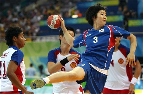  9일 베이징 국가올림픽체육센터에서 열린 한국 여자핸드볼 B조 예선 첫 경기 러시아전에서 김온아가 수비를 피해 슛을 시도하고 있다.