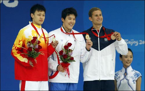  박태환 선수가 10일 오전 베이징 국가아쿠아틱센터에서 열린 남자 자유형 400m 결승에서 우승한 뒤 은메달리스트 장린(중국·오른쪽)과 동메달리스트 라슨 젠슨(미국)과 함께 기념촬영하고 있다.