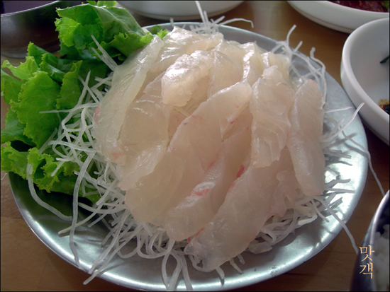 자연산 광어. 25,000원하는 회백밥의 메인이다