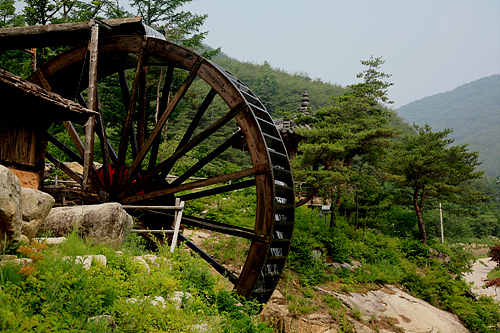 경남 함양 물레방아 공원의 거대한 물레방아 함양은 연암 박지원 선생이 최초로 물레방아를 도입한 곳입니다.