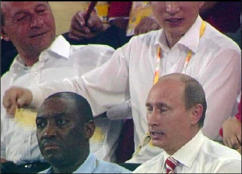 8일 베이징 올림픽 개막식에서 이 대통령이 푸틴 러시아 총리를 향해 부채질을 하고 있는 듯한 장면