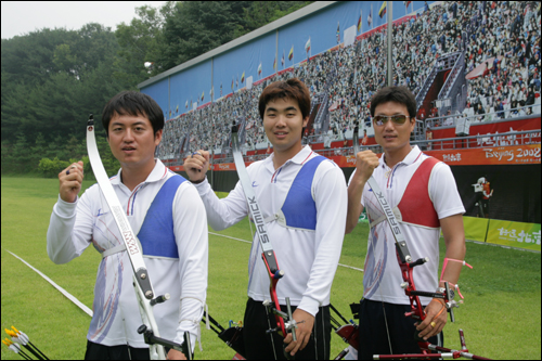  단체전 금메달에 도전하는 남자 양궁 대표팀(왼쪽부터 이창환, 임동현, 박경모)