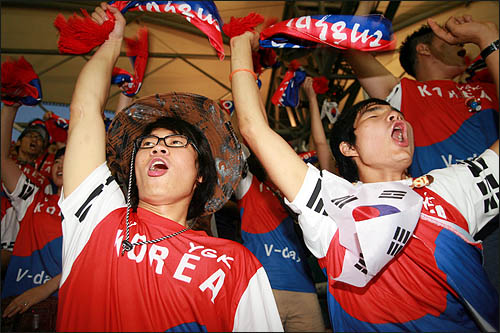  한국과 이탈리아의 2008 베이징올림픽 남자축구 조별리그 D조 2차전이 열린 10일 중국 친황다오 스포츠센터스타디움에서 한국 원정응원단이 '대한민국'을 외치고 있다.