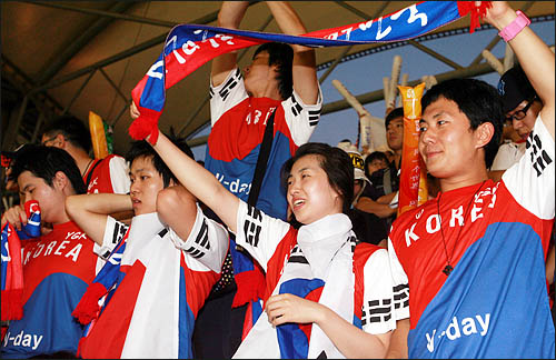  한국과 이탈리아의 2008 베이징올림픽 남자축구 조별리그 D조 2차전이 열린 10일 중국 친황다오 스포츠센터스타디움에서 한국 원정응원단이 '대한민국'을 외치고 있다.