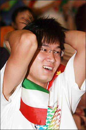  한국과 이탈리아의 2008 베이징올림픽 남자축구 조별리그 D조 2차전이 열린 10일 중국 친황다오 스포츠센터스타디움에서 중국인들이 이탈리아팀을 응원하며 경기를 지켜보고 있다.