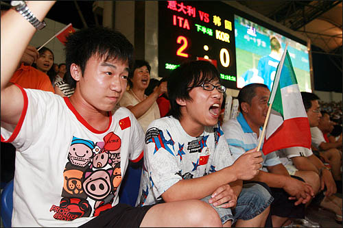  한국과 이탈리아의 2008 베이징올림픽 남자축구 조별리그 D조 2차전이 열린 10일 중국 친황다오 스포츠센터스타디움에서 중국인들이 "짜요 이따리"를 외치며 이탈리아팀을 응원하고 있다.