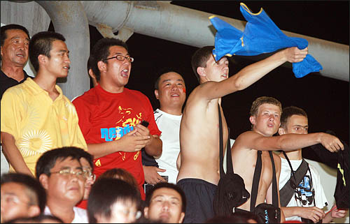  한국과 이탈리아의 2008 베이징올림픽 남자축구 조별리그 D조 2차전이 열린 10일 중국 친황다오 스포츠센터스타디움에서 이탈리아와 중국인들이 "짜요 이따리"를 외치며 이탈리아팀을 응원하고 있다.