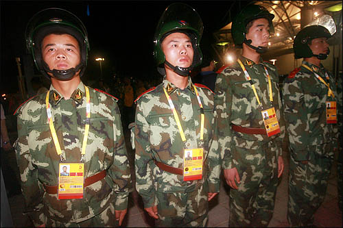 한국과 이탈리아의 2008 베이징올림픽 남자축구 조별리그 D조 2차전이 열린 10일 중국 친황다오 스포츠센터스타디움 입구에 중국 공안들이 만일의 사태에 대비해 대기하고 있다.