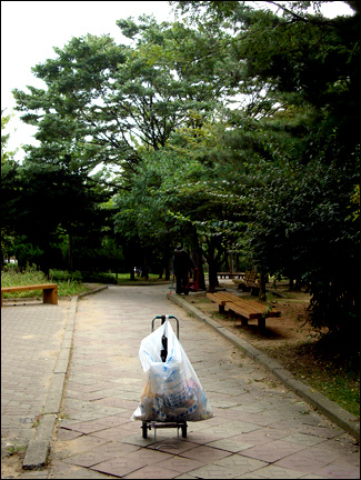 쓰레기봉투에는 사람들이 버린 쓰레기로 채워지고 있다.