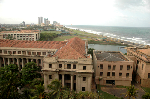 스리랑카 콜롬보 시내에 있는 대통령궁 주변 모습. 오른쪽에 보이는 바다가 인도양이다.