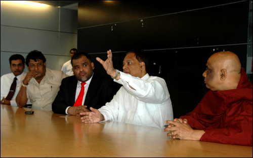 스리랑카 정부의 투자개발 업무를 맡고 있는 사랏 아무누가마(Sarath Amunugama) 장관(오른쪽 두번째).