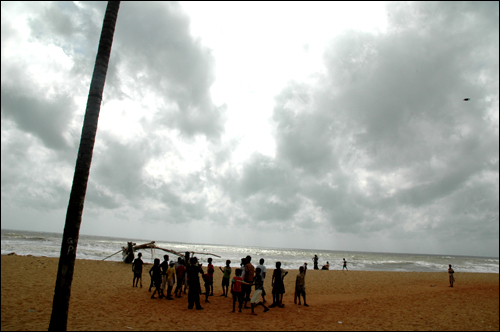 스리랑카의 인도양 해변에서 아이들이 놀고 있다.