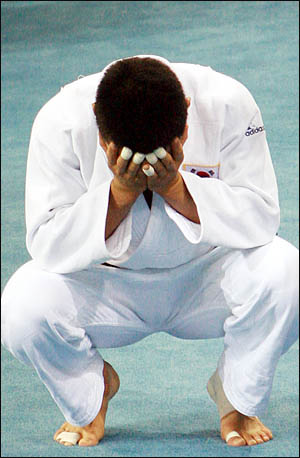  11일 베이징 과학기술대체육관에서 열린 2008 베이징올림픽 유도 73kg급 결승전에서 왕기춘이 한판 패 당한 뒤 얼굴을 감싸쥔 채 주저앉아 있다.