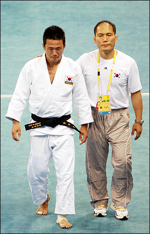  11일 베이징 과학기술대체육관에서 열린 2008 베이징올림픽 유도 73kg급 결승전에서 왕기춘이 한판 패 당한 뒤 울먹이며 경기장을 나서고 있다.
