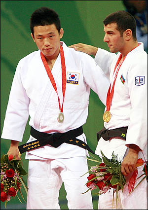  11일 베이징 과학기술대체육관에서 열린 2008 베이징올림픽 유도 73kg급 결승전에서 패한 왕기춘이 아제르바이젠 엘누르 맘마들리와 은메달, 금메달을 각각 목에 걸고 포즈를 취하고 있다.