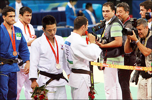  11일 베이징 과학기술대체육관에서 열린 2008 베이징올림픽 유도 73kg급 결승전에서 패한 왕기춘이 아제르바이젠 엘누르 맘마들리와 은메달, 금메달을 각각 목에 걸고 시상대를 내려오고 있다.