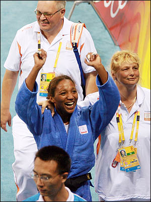   11일 베이징 과학기술대체육관에서 열린 2008 베이징올림픽 여자유도 57kg급 결승전에서 은메달을 딴 네덜란드 선수 데보라 그라벤스타인이 자국 응원단과 기쁨을 나누고 있다.