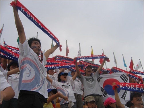  11일, 한국 응원단이 수건을 펼쳐 보이며 한국 남자 양궁 대표팀을 응원하고 있다.
