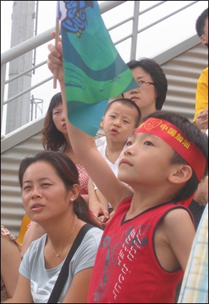  중국팀을 응원하고 있는 한 중국인 꼬마
