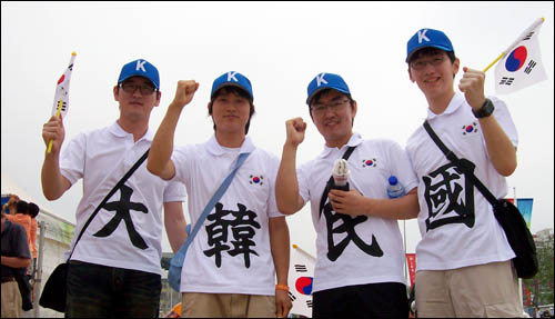  이상민, 염대욱, 오광희, 최준우씨 네 명은 거제도와 부산에서 왔다. 이들은 24살 동갑내기로 올림픽을 보기 위해 지난 8일 베이징에 왔다. 네 명의 티셔츠에는 각각 大, 韓, 民, 國이 한 글자씩 적혀 있었다.




