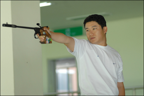  베이징 올림픽 남자 사격 50m 권총에서 금메달을 딴 진종오.