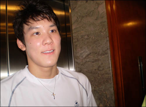 기자회견장을 떠나는 박태환 선수 12일 오후 베이징 코리아하우스에서 기자회견을 마친 박태환 선수가 엘리베이터에서 내리고 있다.