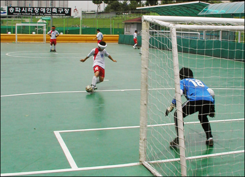  송파시각장애인축구장에서 훈련 중인 시각축구 대표팀 선수들.